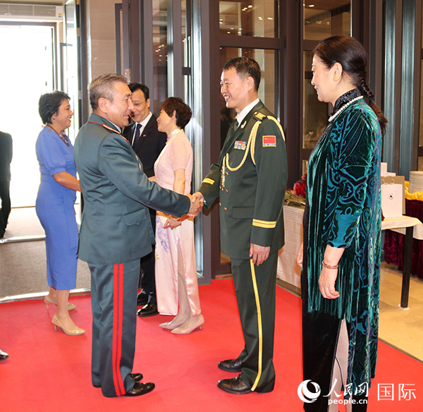國防武官胡德君大校迎接賓客。人民網記者李強攝