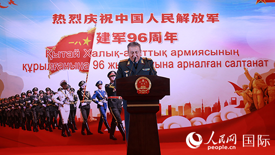 哈國防部副部長卡馬列特季諾夫中將發(fā)表致辭。人民網記者 李強攝