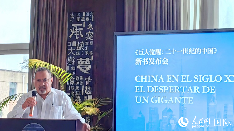 羅德里格斯博士現(xiàn)場介紹著作。吳志華攝