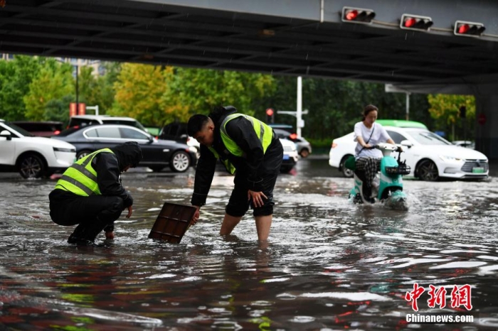 7月30日，河北省持續(xù)發(fā)布暴雨紅色預(yù)警信號(hào)。受今年第5號(hào)臺(tái)風(fēng)“杜蘇芮”殘余環(huán)流影響，7月28日以來，地處華北地區(qū)的河北省大部出現(xiàn)降雨。30日17時(shí)，該省氣象臺(tái)發(fā)布當(dāng)日第三次暴雨紅色預(yù)警信號(hào)。石家莊市城區(qū)不少區(qū)域積水嚴(yán)重，城管、環(huán)衛(wèi)、園林、市政等部門緊急出動(dòng)，聯(lián)合疏堵保暢，筑牢防汛安全屏障。圖為石家莊裕華區(qū)城管局防汛隊(duì)員對(duì)沿街收水井進(jìn)行雜物清理，以保證排水暢通。翟羽佳 攝