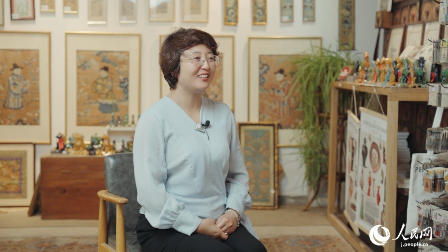 圖為瓷器修復(fù)藝術(shù)家王京。人民網(wǎng)記者 張若涵攝