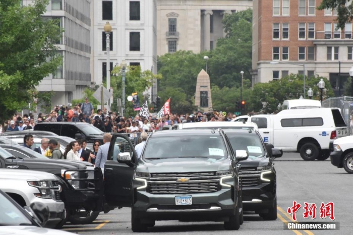 圖為特朗普出庭期間，其車隊和工作人員在聯(lián)邦法院外等待。<a target='_blank' href='/'><p  align=
