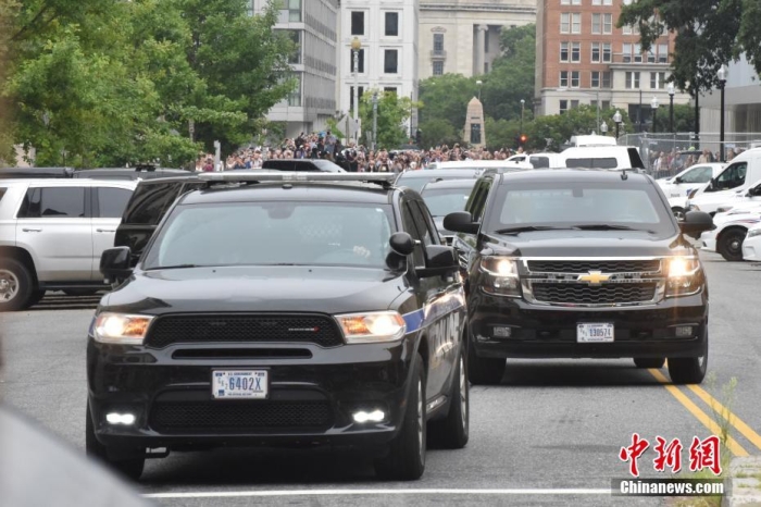 圖為結(jié)束出庭后，特朗普車隊駛離聯(lián)邦法院。<a target='_blank' href='/'><p  align=