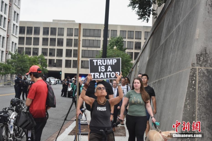圖為聯(lián)邦法院附近的特朗普反對者。<a target='_blank' href='/'><p  align=