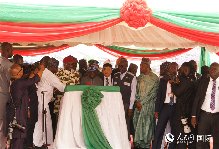 尼日利亞提努布為項(xiàng)目揭牌。人民網(wǎng)記者 姜宣攝