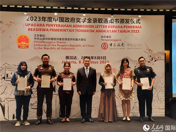 陸慷大使與獲得中國政府獎學(xué)金的印尼學(xué)子合影。 人民網(wǎng)記者 李培松攝