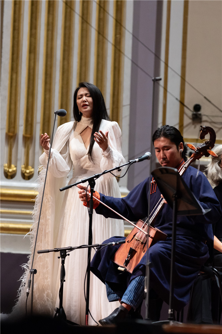 圖片說明： 8月5日，2023愛丁堡國際藝術節(jié)開幕式音樂會《慈悲頌》的演出現場。藝術節(jié)組委會供圖