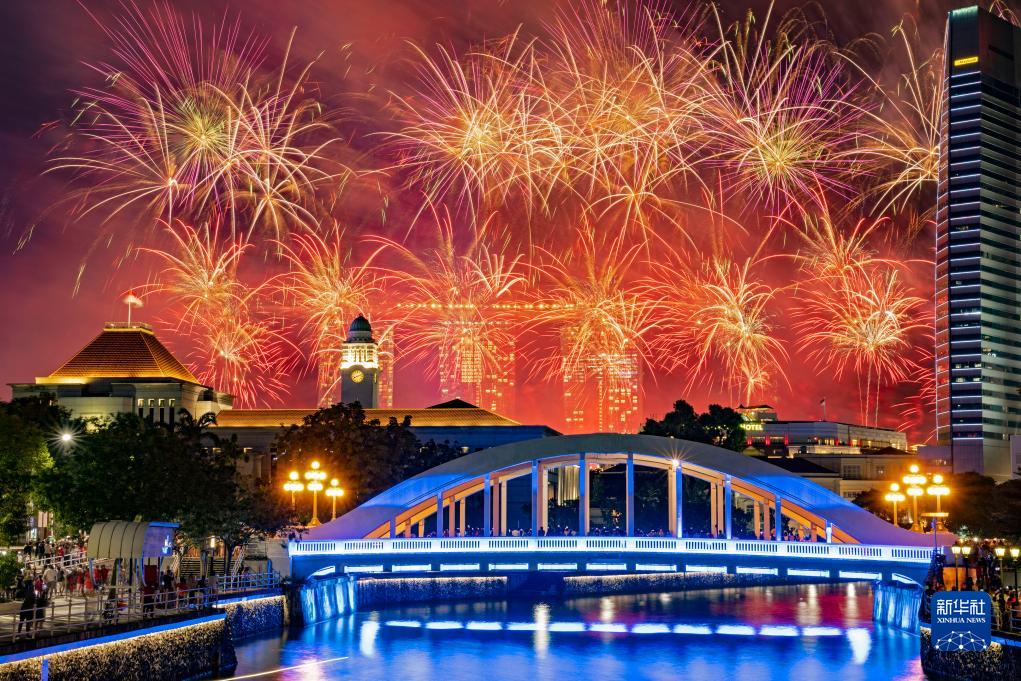 這是8月9日在新加坡國(guó)慶慶典上拍攝的煙花。