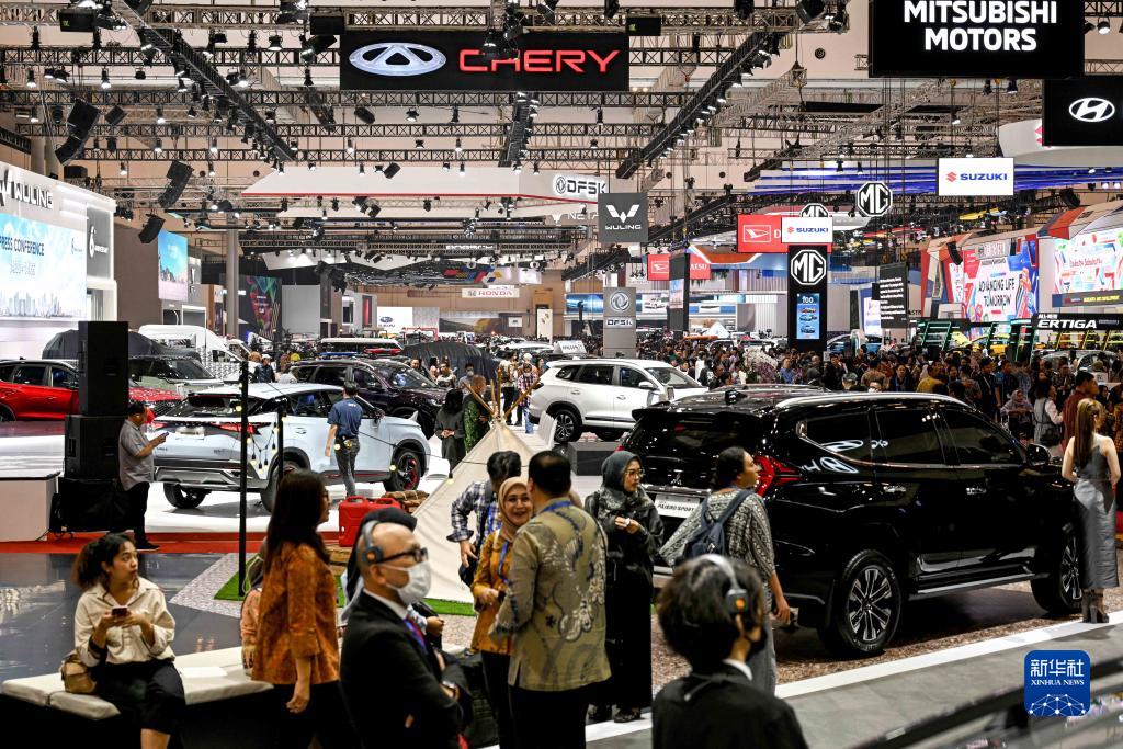 8月10日，在印度尼西亞萬丹省唐格朗的印尼會展中心，人們在2023年印尼國際汽車展上參觀。新華社發(fā)（阿貢攝）