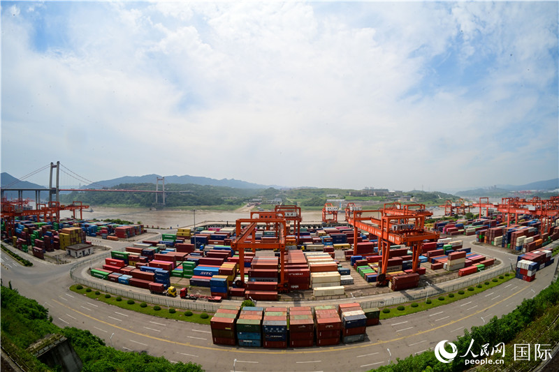 重慶果園港是我國內(nèi)河最大的鐵公水多式聯(lián)運樞紐港，也是西部陸海新通道的重要支點。圖為果園港全貌。人民網(wǎng)記者 苑基榮攝