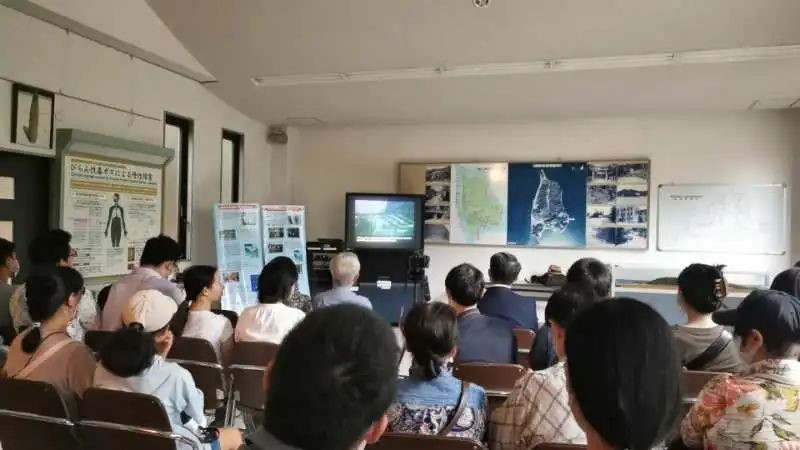 觀看日軍發(fā)動毒氣戰(zhàn)的影像資料。中國駐大阪總領(lǐng)事館供圖