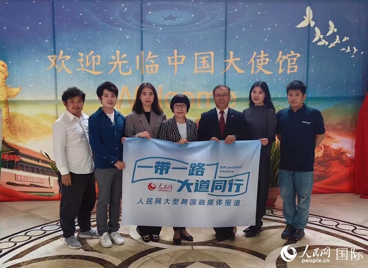 崔建春大使（右三）與人民網(wǎng)記者合影。