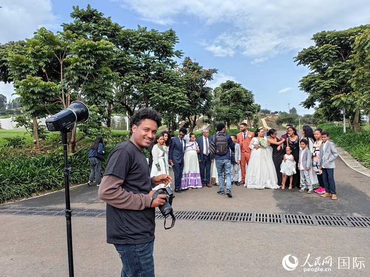 一對(duì)新人和親友在亞的斯亞貝巴友誼廣場(chǎng)合影。人民網(wǎng)記者 陳星星攝