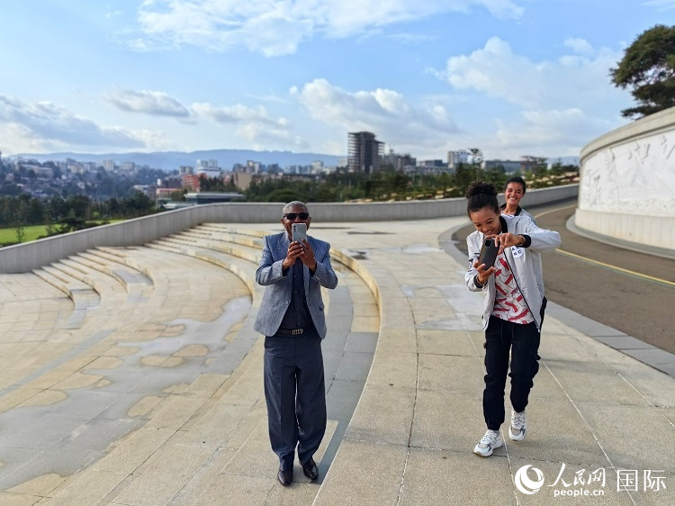 亞的斯亞貝巴友誼廣場(chǎng)的游客與人民網(wǎng)記者互動(dòng)。人民網(wǎng)記者 陳星星攝