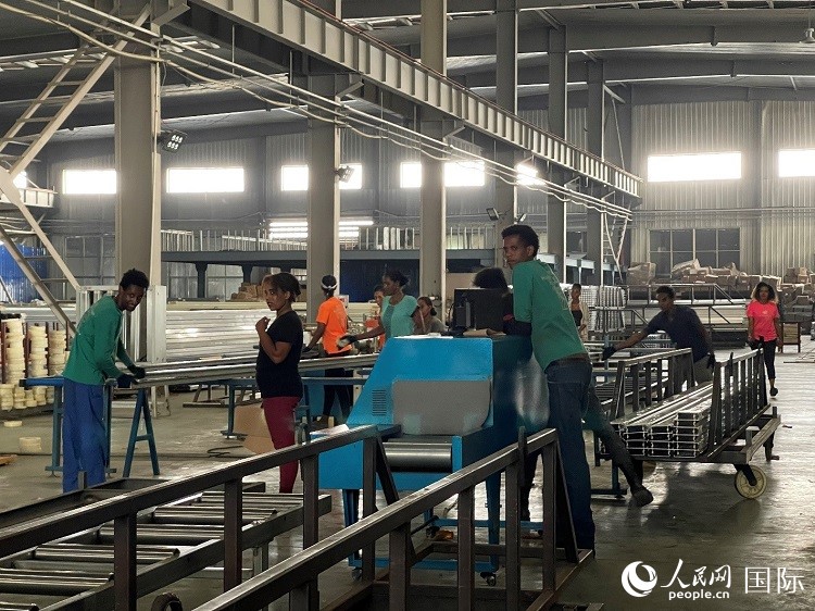 東方工業(yè)園華嘉鋁業(yè)生產(chǎn)車間。人民網(wǎng)記者 趙艷紅攝