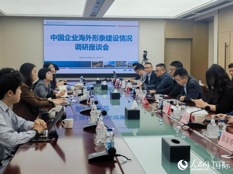 埃塞俄比亞中國(guó)商會(huì)企業(yè)代表與人民網(wǎng)記者座談。人民網(wǎng)記者 劉寧攝