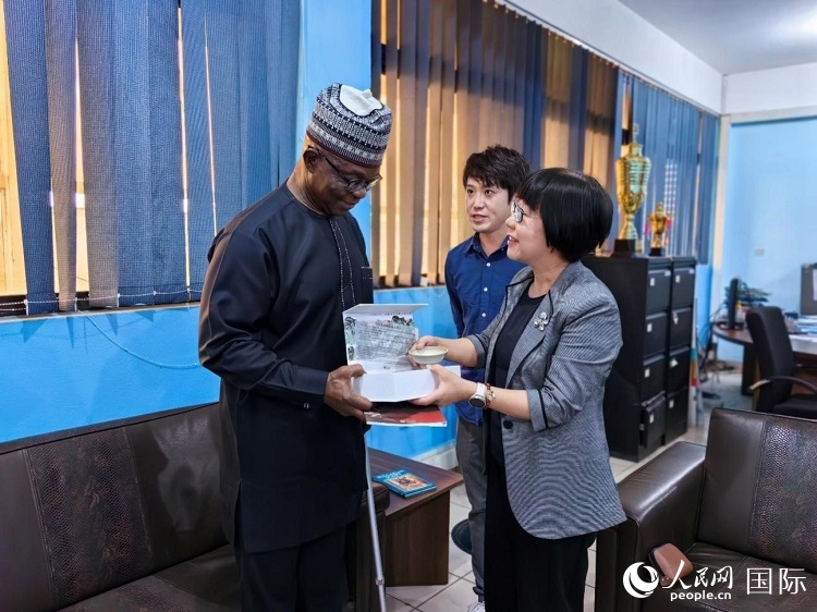 人民網(wǎng)監(jiān)事會(huì)主席唐維紅（右一）帶隊(duì)訪問(wèn)尼日利亞通訊社，與該社總裁布克·龐勒（左一）交流。人民網(wǎng)記者 陳星星攝