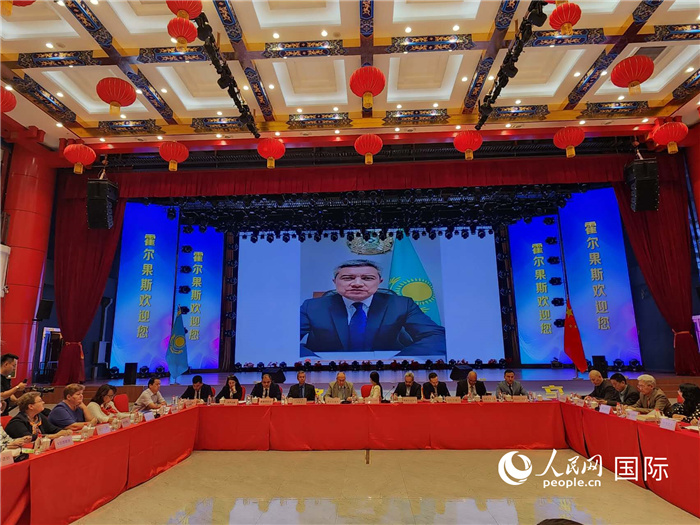 哈外交部駐阿拉木圖副代表拉伊莫夫視頻致辭。人民網(wǎng)記者 李強(qiáng)攝