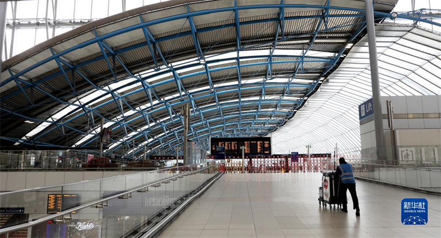 9月1日，一名工作人員在英國倫敦滑鐵盧火車站內(nèi)行走。因在收入、工作條件等方面與鐵路運營企業(yè)存在分歧，英國鐵路員工在9月1日、2日舉行罷工。由于鐵路服務大幅減少，人們出行面臨不便。新華社記者 李穎 攝