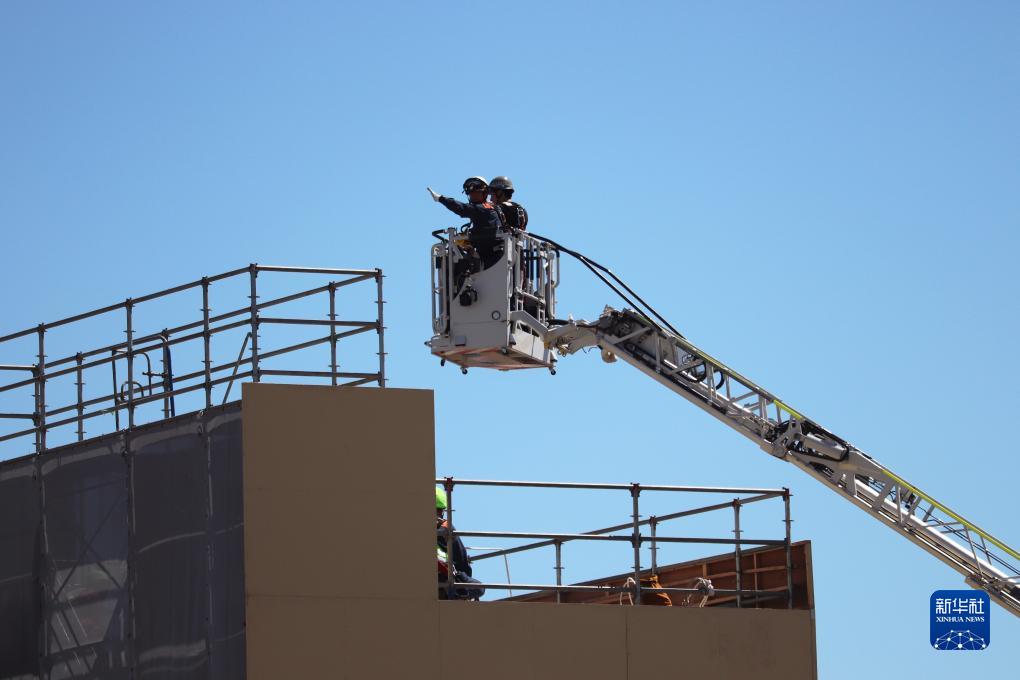 9月1日，在日本神奈川縣相模原市，消防員演練用消防云梯車救下被困高樓的民眾。9月1日是日本防災(zāi)日。當(dāng)天，日本中央政府及多個(gè)都縣市舉行了防災(zāi)演練，以提高大規(guī)模災(zāi)害發(fā)生時(shí)防災(zāi)機(jī)構(gòu)和市民迅速應(yīng)對(duì)的能力。新華社記者 楊光 攝