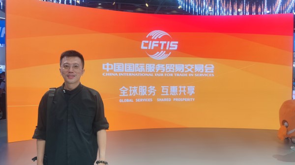 9月2日，梁家僖在國家會(huì)議中心拍照留念。受訪者供圖