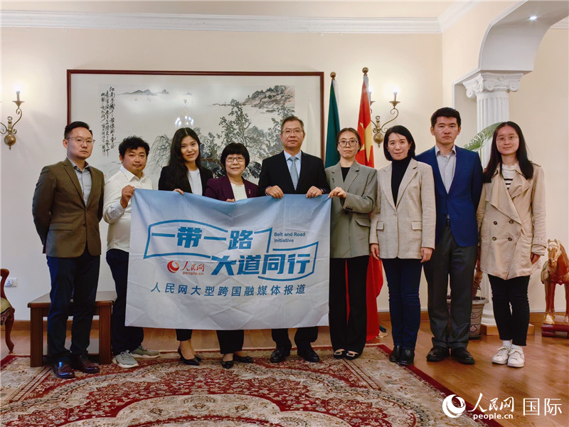 胡長春大使、駐非盟使團工作人員與人民網(wǎng)記者合影。