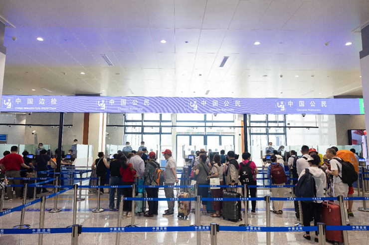 乘坐中老鐵路國際旅客列車的旅客在磨憨邊檢大廳排隊候檢。黃遠飛 攝