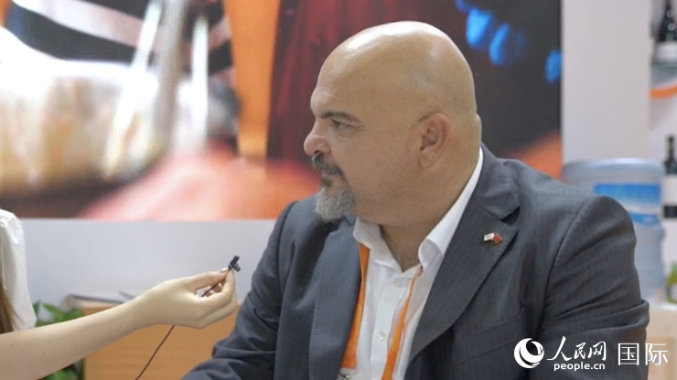 塞浦路斯首席經(jīng)濟(jì)商務(wù)參贊歐陽(yáng)路接受記者采訪。人民網(wǎng) 王禹蘅攝