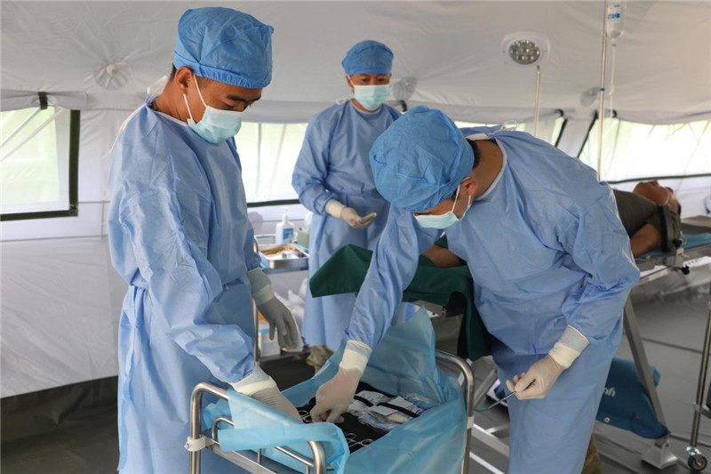 出征前，“純凈家園-2023”多國(guó)聯(lián)合掃雷行動(dòng)中方任務(wù)分隊(duì)醫(yī)療組官兵正在進(jìn)行專業(yè)訓(xùn)練。趙文環(huán)攝