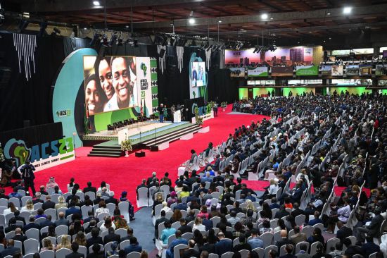 9月4日，在肯尼亞內(nèi)羅畢，與會(huì)代表參加首屆非洲氣候峰會(huì)開幕式。新華社記者 韓旭 攝