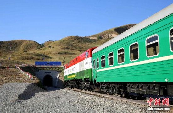 2016年8月24日，塔吉克斯坦“瓦赫達(dá)特-亞灣”鐵路通車。這是絲綢之路經(jīng)濟(jì)帶框架下首個(gè)開(kāi)工并建成的鐵路項(xiàng)目，具標(biāo)志性意義。圖為火車進(jìn)入由中鐵十九局集團(tuán)有限公司承建的隧道。文龍杰 攝