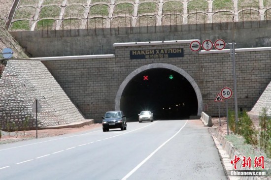 連接塔吉克斯坦南北的重要隧道之一哈特隆隧道由中國(guó)路橋承建，是塔國(guó)南北公路交通的重要干線道路，對(duì)促進(jìn)塔吉克斯坦南北交流和國(guó)民經(jīng)濟(jì)發(fā)展具有重要意義。田冰攝