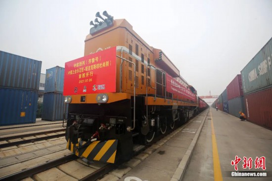 2021年7月5日，中國(guó)—上海合作組織地方經(jīng)貿(mào)合作示范區(qū)（簡(jiǎn)稱“上合示范區(qū)”）前往塔吉克斯坦首都杜尚別的首班中歐班列（齊魯號(hào)）“上合快線”發(fā)出，從上合示范區(qū)青島多式聯(lián)運(yùn)中心啟程，為中國(guó)及日本、韓國(guó)等周邊國(guó)家和地區(qū)與塔吉克斯坦經(jīng)貿(mào)往來(lái)提供了全新的物流解決方案。胡耀杰 攝