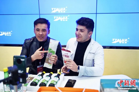 2023年3月，甘肅省慶陽(yáng)市環(huán)縣電商創(chuàng)業(yè)孵化基地內(nèi)，來(lái)自蘭州文理學(xué)院的塔吉克斯坦留學(xué)生正在協(xié)助主播直播帶貨當(dāng)?shù)剞r(nóng)特產(chǎn)品。李亞龍 攝