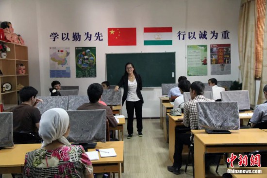 2014年，塔吉克斯坦國(guó)立民族大學(xué)的孔子學(xué)院內(nèi)，教師正在為塔吉克斯坦學(xué)生授課。田冰 攝