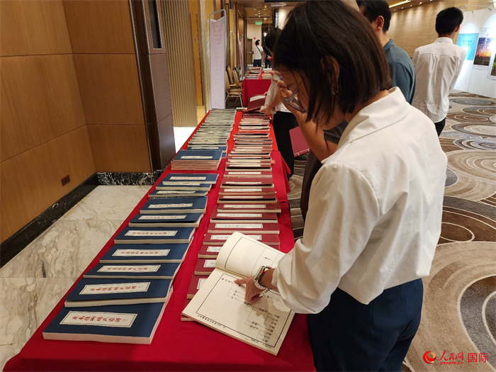 現(xiàn)場嘉賓參觀“根脈尋蹤”泉州百個(gè)家族移民菲律賓族譜展。人民網(wǎng)記者 樊帆攝