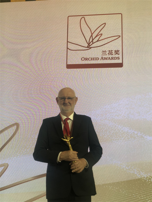 保利諾教授在頒獎(jiǎng)典禮現(xiàn)場。 巴西圣保羅州立大學(xué)孔子學(xué)院供圖。