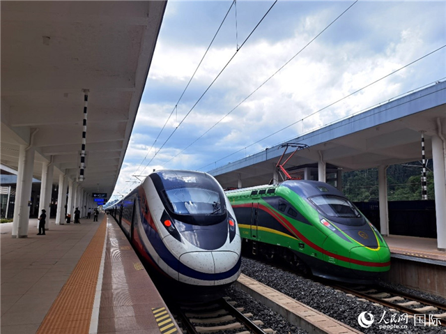 “復興號”和“瀾滄號”國際旅客列車停靠在老撾磨丁站。人民網(wǎng) 杜明明攝