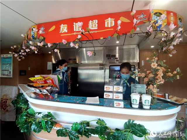中老鐵路國際旅客列車里的“友誼超市”。人民網(wǎng) 杜明明攝