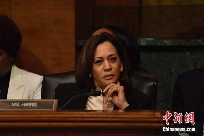 當(dāng)?shù)貢r(shí)間8月11日，美國(guó)前副總統(tǒng)、已經(jīng)鎖定民主黨總統(tǒng)候選人提名的拜登選定聯(lián)邦參議員卡瑪拉·哈里斯為其競(jìng)選搭檔、民主黨副總統(tǒng)候選人。哈里斯成為美國(guó)歷史上首位被提名為副總統(tǒng)候選人的非裔女性。圖為哈里斯此前出席國(guó)會(huì)聽(tīng)證會(huì)(資料圖)。<a target='_blank' href='/'><p  align=