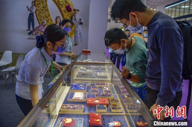 資料圖：民眾選購(gòu)金飾品。駱云飛 攝