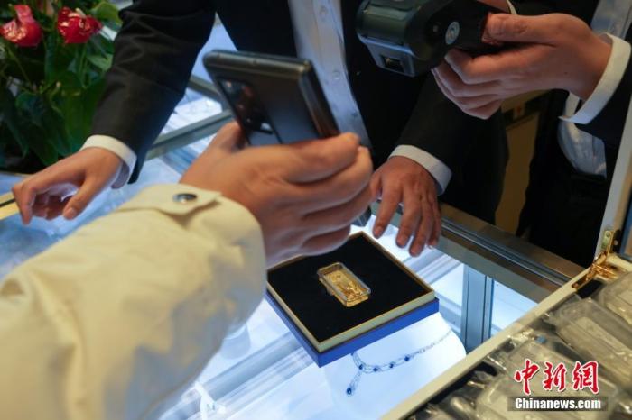 資料圖：顧客在現(xiàn)場(chǎng)掃碼購(gòu)買冰雪競(jìng)技金條。 <a target='_blank' href='/'><p  align=