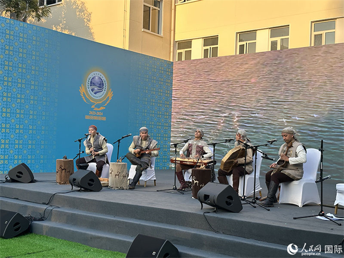 哈薩克斯坦著名音樂(lè)組合“圖蘭”樂(lè)隊(duì)演奏民族音樂(lè)。人民網(wǎng) 阿爾達(dá)克攝