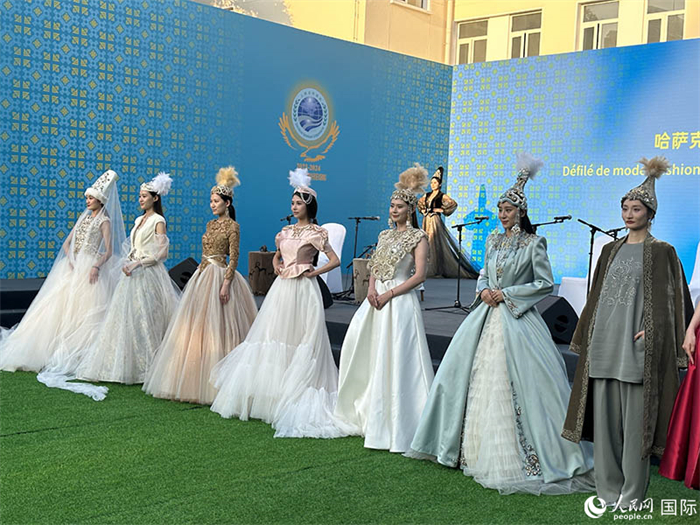 哈薩克斯坦獨(dú)立設(shè)計(jì)師品牌“Ai-zer”帶來(lái)了民族服裝時(shí)裝秀。人民網(wǎng) 阿爾達(dá)克攝