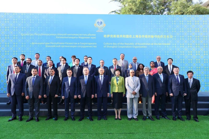 活動(dòng)現(xiàn)場(chǎng)來(lái)賓合影留念。主辦方供圖