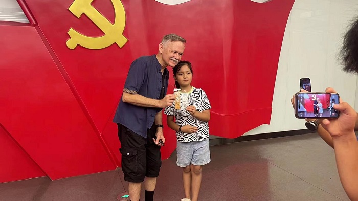 潘維廉和志愿講解員紀(jì)念合影。主辦方供圖