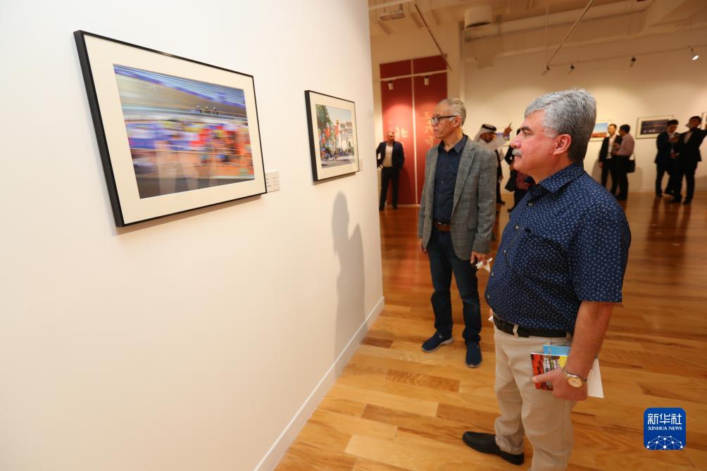 9月18日，人們?cè)诳ㄋ柖喙⒂^“你好，北京”攝影展。新華社記者隋先凱攝