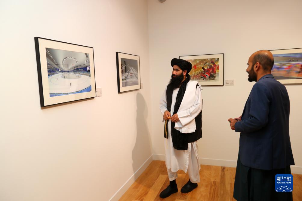 9月18日，人們?cè)诳ㄋ柖喙⒂^“你好，北京”攝影展。新華社記者隋先凱攝