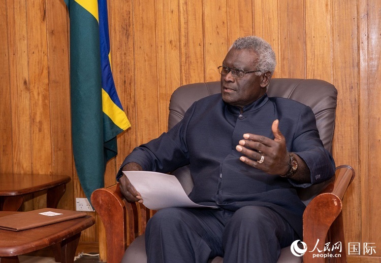 2023年9月14日，所羅門群島總理梅納西·索加瓦雷在首都霍尼亞拉接受人民網(wǎng)記者專訪。（人民網(wǎng) 賀吉攝影 ）