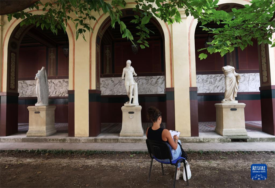 9月17日，在法國巴黎國立高等美術(shù)學(xué)院舉行的歐洲遺產(chǎn)日活動上，參觀者參與繪畫創(chuàng)作和體驗。新華社記者 高靜 攝